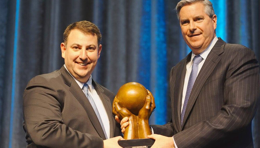 Albert Spada accepts the National Jewish Health Humanitarian Award from Michael P. McGonigle at the 39th Annual Financial Industries Dinner in New York.