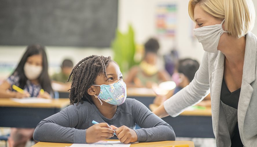 Student wearing a facemask in the classroom