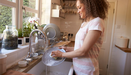 woman washing dishes