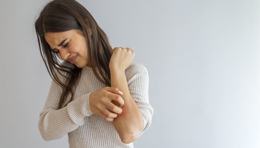 woman wearing itchy clothing