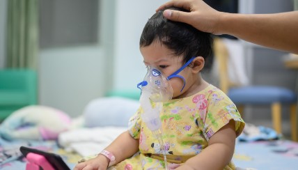 toddler receiving treatment for RSV